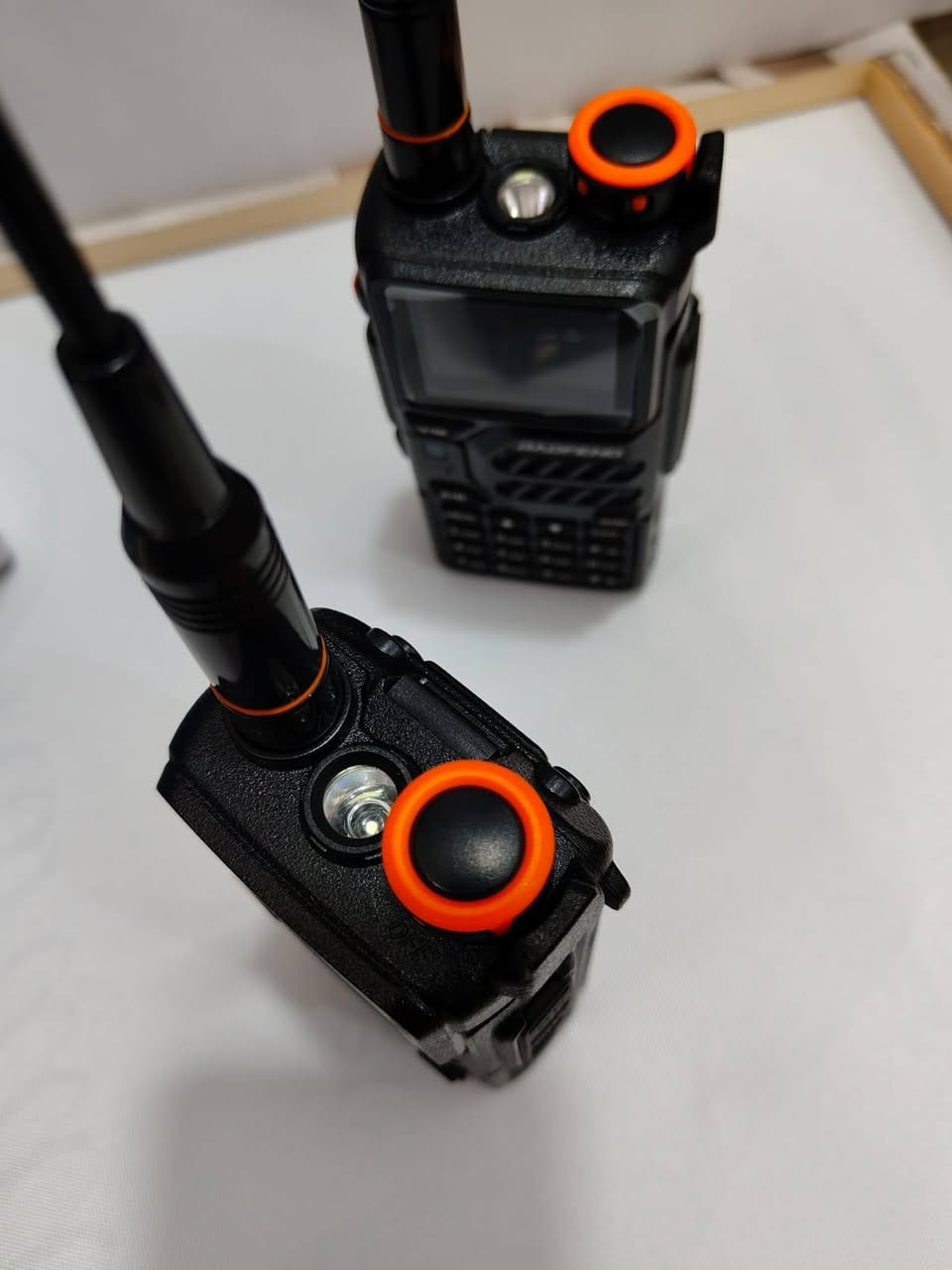 جهاز الاتصال اللاسلكي الذي يظهر في الصورة هو جهاز Baofeng UV-K5 (أو نسخته المطورة K5 Plus).إليك بعض التفاصيل حول هذا الجهاز:القدرة والمدى: يعمل بقدرة تصل إلى 10 واط، مما يجعله مناسباً للاستخدامات طويلة المدى.القنوات والترددات: يحتوي على 999 قناة ويدعم نطاقات متعددة (VHF/UHF).المميزات: يأتي بشاشة LCD مقاس 1.77 بوصة ومنفذ شحن USB-C. للاتصال على الرقم ***********
