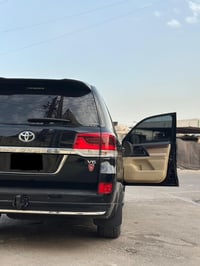 لاندكروزر • ٢٠١٧ • ماشيه ١٠٠٠٠٠