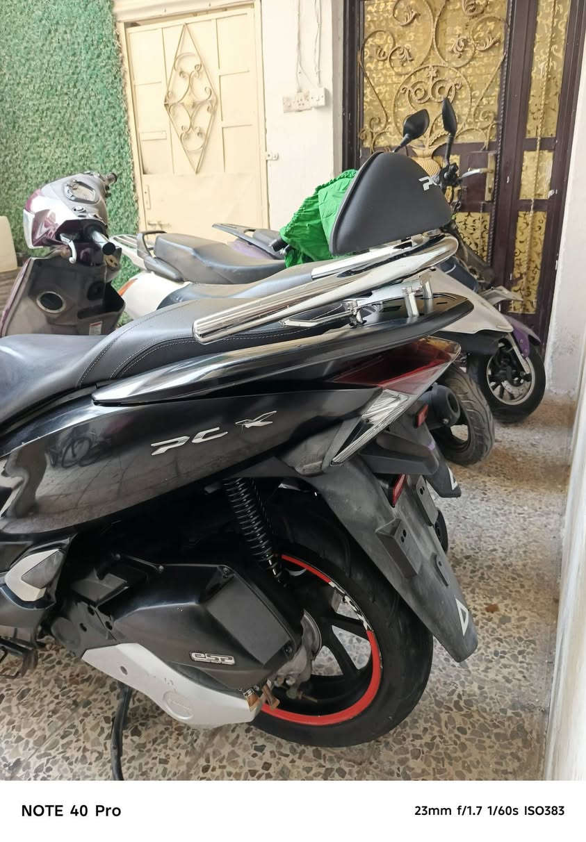PCX جيل الثالث 🉐.
موديل /🇯🇵 2020.

الون / اسود ملكي 🖤.

سعر / بـ  16 💵 وبيهه مجال . 

لأستفسار / *********** واتساب. 

 معلوماتهه // ياباني وارد كوري اخوتي بداية رقم شاصي RL

كفالة عامة ابيعلك من باب بيتي مكينة 125cc 

كفالة مكينةوكفر وكلشي واوراقهه كاملة منفيست هم وياهه 🌏

تجي تدفئة باليدات (بلادية مو هنا بالعراق مسويهه)🇯🇵 

نضام ازدحام 

مداريهه دهن اصلي ابدل من وكالة معروفة وبانزين محسن ومي راديتر اصلي 👌🏻.

مكاني / بغداد / الشعلة تحديدا حي الجوادين. 

ورحمة الوالديكم لحد يكسر بحلال العالم ترة كلشي موجود بالسوك . 

وآسف عالاطالة اخوتي ❤ .
