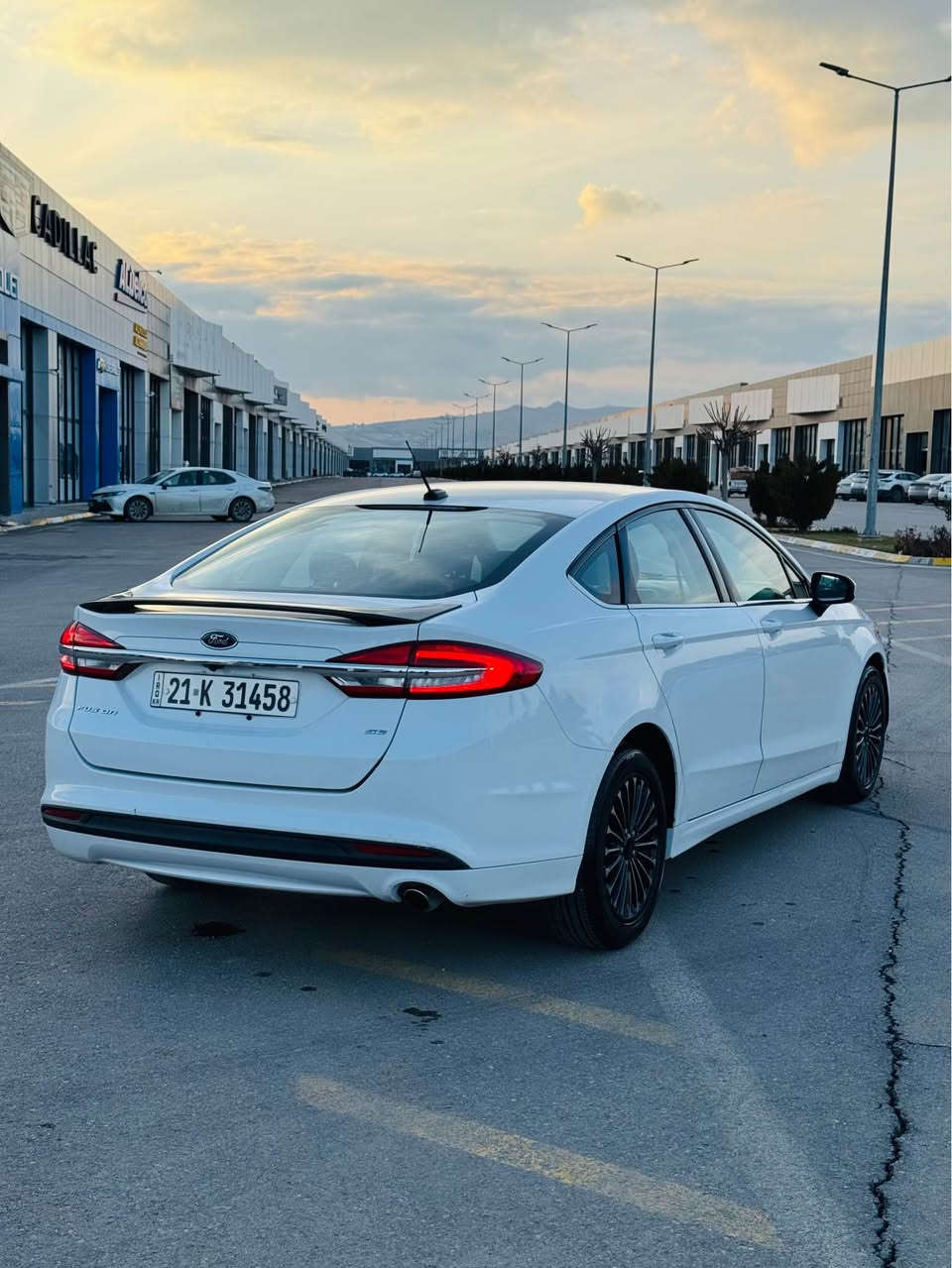 بسم الله الرحمن الرحيم
فورد فيوزن ٢٠١٨ SE
سبي بةفري 
بةسمةو شةغال شاشةو كاميرا 
تةبريد مةركةزي كوشني هةردولا كارةباو هيتةر
مةكينة ٢.٥ مةرغوب تةنها ٥٠هةزار ميل روشتوة 
دووبارچةو بةلةيةك بوياخي هةية بي ناوكرتن 
سعر ١٢٥$ گةلا *********** السليمانية, العراق
