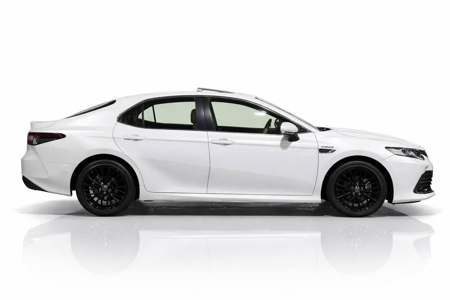 السلام عليكم

للبيع تويوتا كامري هايبرد موديل نظيف كلش، لون أبيض ملكي ويجي ويا داخلية جلد بني فخم يخبل. السيارة مرتبة ومحافظة عليها عدل، وما بيها أي شي يعيب.

مكينة هايبرد اقتصادية بالبنزين وتوفر صرف، وتمشي ناعم وهادية بالطريق. مناسبة للبيت، للشغل، وللسفر.

المواصفات:
22.000km
2024
 • هايبرد (بنزين + كهرباء) اقتصادي كلش
 • فئة GLE
 • فتحة سقف (بانوراما)
 • جلد بني أصلي
 • شاشة كبيرة
 • كاميرا خلفية
 • بصمة ستارت (Power)
 • تحكم بالدركسون
 • مثبت سرعة
 • حساسات
 • جنوط سود سبورت
 • تكييف ثلج

السيارة نظيفة من الداخل والخارج، استخدام شخصي ومحافظ عليها. جاهزة للفحص بأي مكان تحبه.

اللي يريد سيارة مرتبة، مريحة، وصرفها قليل… هاي فرصته

خدشات بسيطة بل دعامية الخلفية، تواصل لل جادين عل واتساب  

9647768319002 بغداد, العراق


**إذا كنت صاحب هذا الإعلان وتريد حذفه لأي سبب، رجاءا أرسل رسالة إلى الدعم الفني**