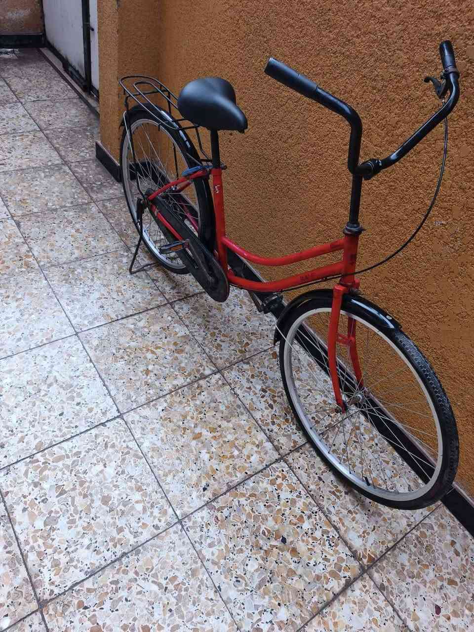 السلام عليكم اخوان بايسكل للبيع سياحي حجم 26 مصبوغ فوك الصبغ مالته البايسكل التايرات جدد الرنكات جدد المداكر جدد الصينيه جديده الكشن جديد البريك شغال القفل شغال كامل امكمل سعره 50بي مجال قليل والبايسكل غراضه جدد 
مكاني بصره صبخة العرب 
رقم ***********
