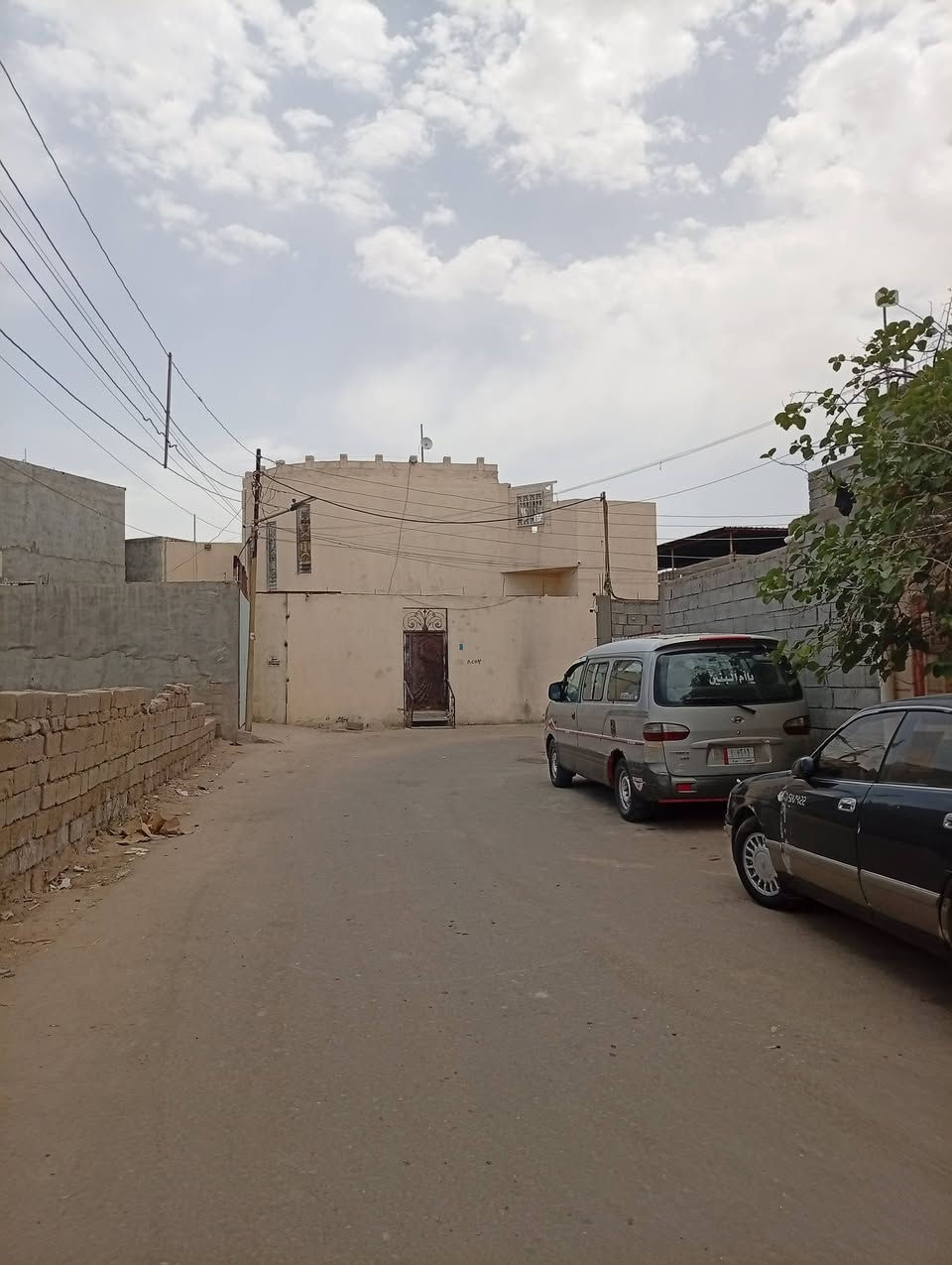 سلام عليكم بيت مساحته 300 متر طابو زاعي أصولي بسمي البيت
يحتوي 3 غرف 
او صالتين 
3 صحيات
حديقتين 
خلفيه او اماميه او كراج او مخزن 
العنوان ابو الخصيب مجيبره مقابيل اسواق حجي شنان رقم الهاتف *********** يبعد عن الشارع السايدين ابو الخصيب 100 متر
