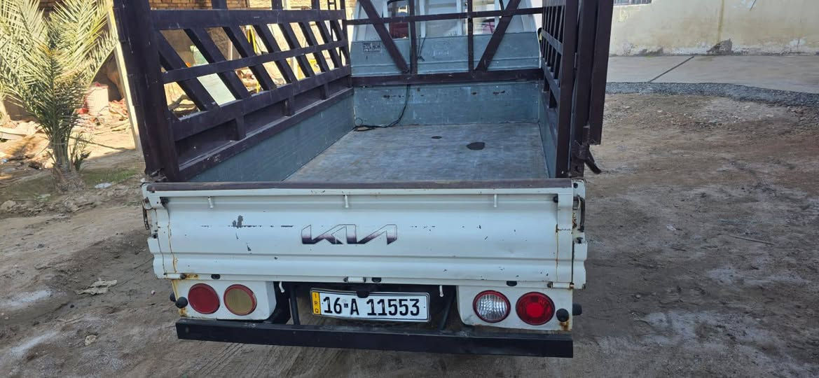 سلام عليكم 
كيا حمل 
البيع موديل 2013
رقم قادسيه انكليزي لل2030
ظربه تبديل كفاله 
بيها بس الدوس بيهن خياس 
شاصي مكفولة 
حداديه تخم تاير 
السعر 96
بيها مجال للشراي 
المكان الديوانية 
***********
