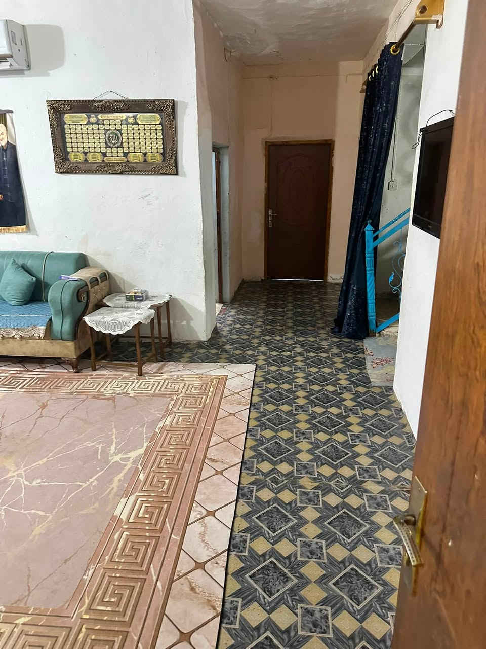 السلام عليكم بيت بحي العسكري قرب المستشفى موقع جيد مساحته 250م واجه 5-12ونزال20 مطلوب 70 للمصرف الرافدين  يحتوي على غرفتين وصاله ومطبخ وبراني وصحيات داخليه وخارجيه وكراج كبير بناء البيت متوسط مرمم ارضيه بورسلين طابوك والسقف صب جاهز لسكن بسعر مناسب للاستفسار مراسلة الصفحه او الأتصال ***********
