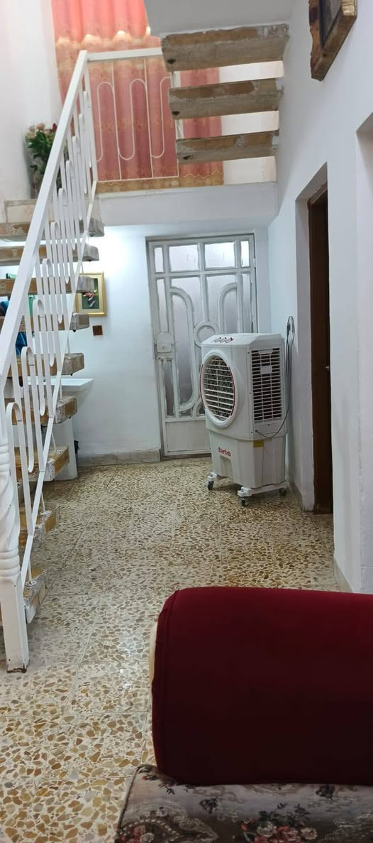 سلام عليكم
بيت 100م مربع ركن نادر كراغول شارع زين العابدين ع متكون من غرفه وهول واستقبال ومطبخ وصحيات داخلية وخارجيه سعره 68

وبي مجال قيل 

للاستفسار 

***********

