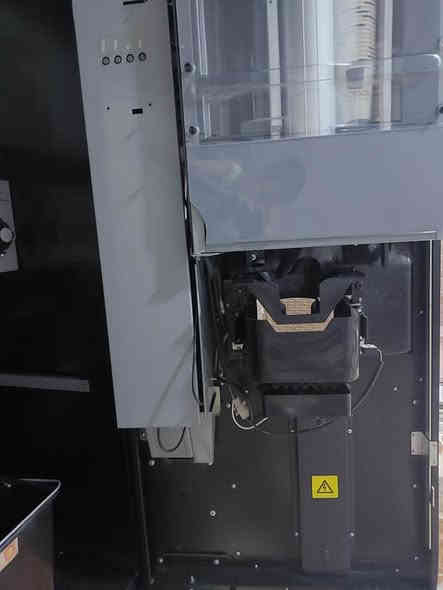 جهاز بيع ذاتي للمشروبات الساخنة مستعمل
(Vending machine )
الجهاز يقدم ١٦ نوع من المشروبات الساخنة 
منشأ الجهاز ايطالي و الوكالة اماراتية و موجود موزع بالعراق 
واكو صيانة
 و المواد المستخدمة للتحضير مع االاكواب جودة عالية جدا
طعمها جدا طيب واذا تخليه بمكان بيه حركه يجيبلك خوش ربح قياس باسعار المواد 
فقط يحتاجله مكان وكهرباء . 
السعر عالخاص او تواصل *********** 
لان اسعارهن بالسوك مو الكل يعرف بيها . كركوك
