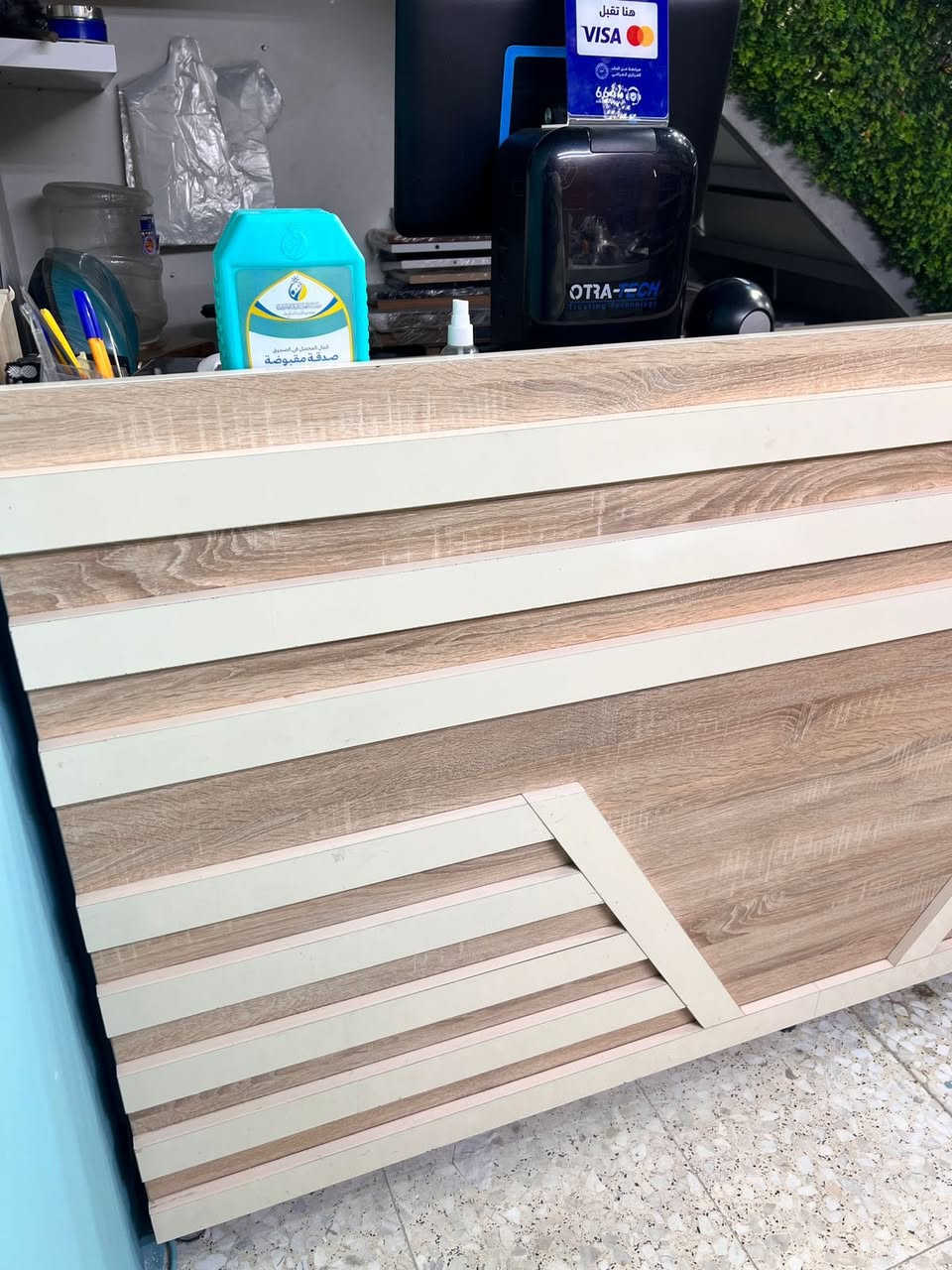 ميز كاشير ميز ادارة 

خشب mdf تركي تزگام درجة اولى نظافة 90 ‎%‎ ، يحوي على جرارات ثنين وكومدي ورفوف من داخل عدد 3 ، قياساته طول 194 سم ارتفاع 110 سم عرض 55 سم 

السعر 400 الف وبي مجال بسيط موجود بالنجف بحي الكرامة تواصل على رقم تليفون فقط ***********
