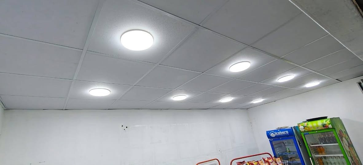 السلام عليكم اعلان محل (اسواق) قطعتين القطعه الاوله خمسه ونص م والقطعه الثانيه4م +سقف ثانوي طول 5×4 +براد +سلات جبس ***********
