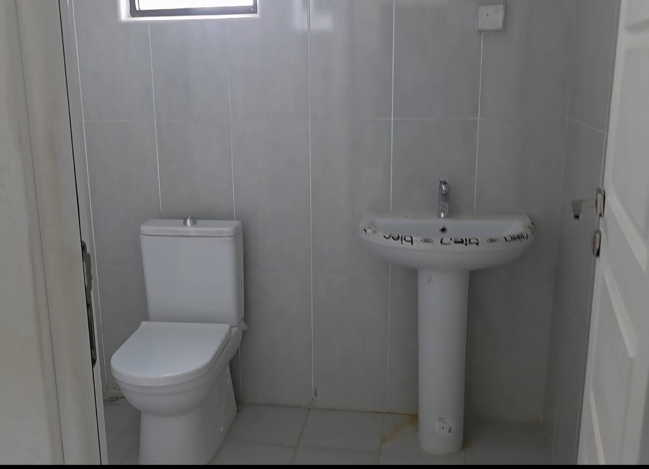 السلام عليكم
يتوفر لدينا دار في مجمع الغدير السكني في كربلاء 
مساحه200 متر 
عدد غرف النوم3✅
ركن طابقين 
طابو صرف 
يباع مع الأثاث وطاقة شمسية للاستفسار اتصل ***********
