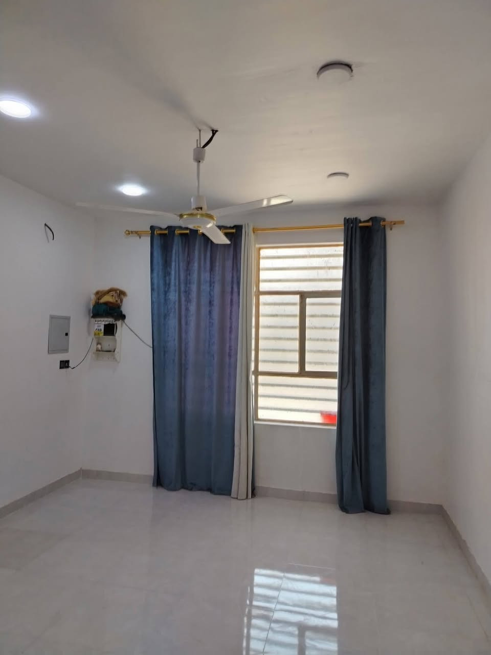 بيت للبيع شارع المعمل خلف مدرسة الشهيد علي الرماحي شارع سيد حبيب ثاني فرع على ايدك السيره مساحة 240متر اساس صب بناء بلوك طفيلي سگف صب عمل درجه اولى سيراميك بورسلين خريطة مهندس غرفتين وصاله كبيره ومطبخ واستقبال كبير طارمه تدخل سياره وحديقه خارجيه السعر 90 وبي مجال للاستفار الاتصال على الرقم ***********واتساب
