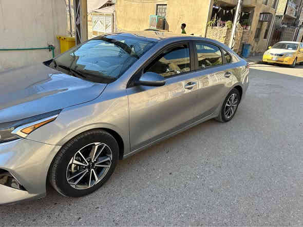 السلام عليكم 
للبيع كيه فورتي 2023 دخول جديد بدون رقم حادث السياره جاملغ وبنيد وبيها نص جاملغ الخلفي صبغ بيها تعمير باللغد والشاصي مواصفات السياره نص فول شاشه كامره تحكمات ستيرن رادارات ماشيه 25 الف مكان السياره بغداد الشعب السعر 120 وبيهامجال *********** بغداد
