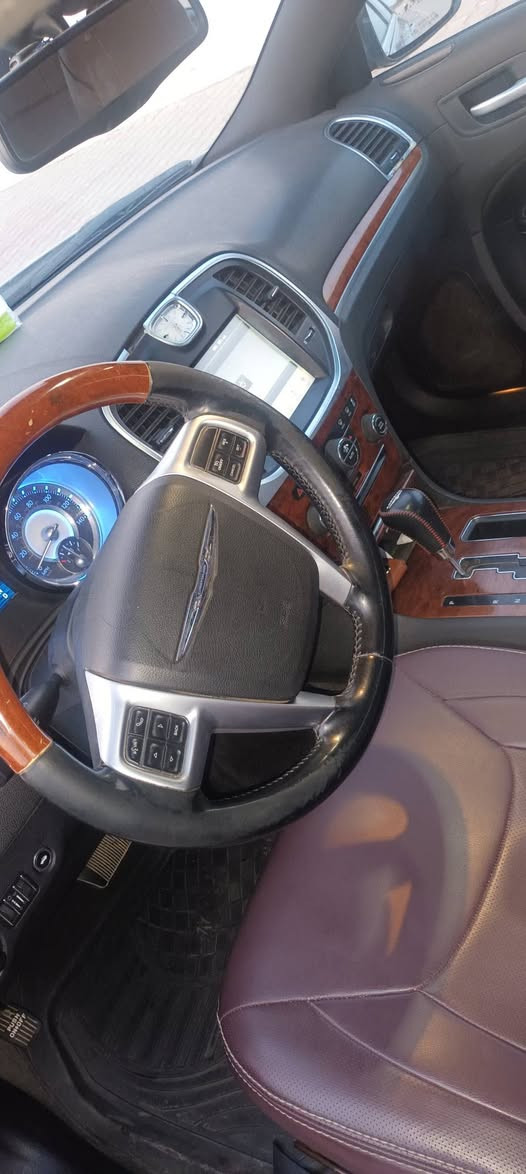 اوباما لون فيلي 2011  ماشيه تقريبا 160 كم باسمي شرط كير او محرك وصدر مواصفات عاديه رقم شمالي (فقط للبيع فقط للبيع) السعر  (160) بيه مجال / رقم الهاتف (***********)مكاني كركوك (( السياره داخله كلين بيه ضربه بين باب السكن والباب الي خلفه،، او بيه رصعه بالسقف وبيه بارد بخشم الجامرلغ من يم السايق،، او بارد بخشم اليونيد 4 اصابع))
