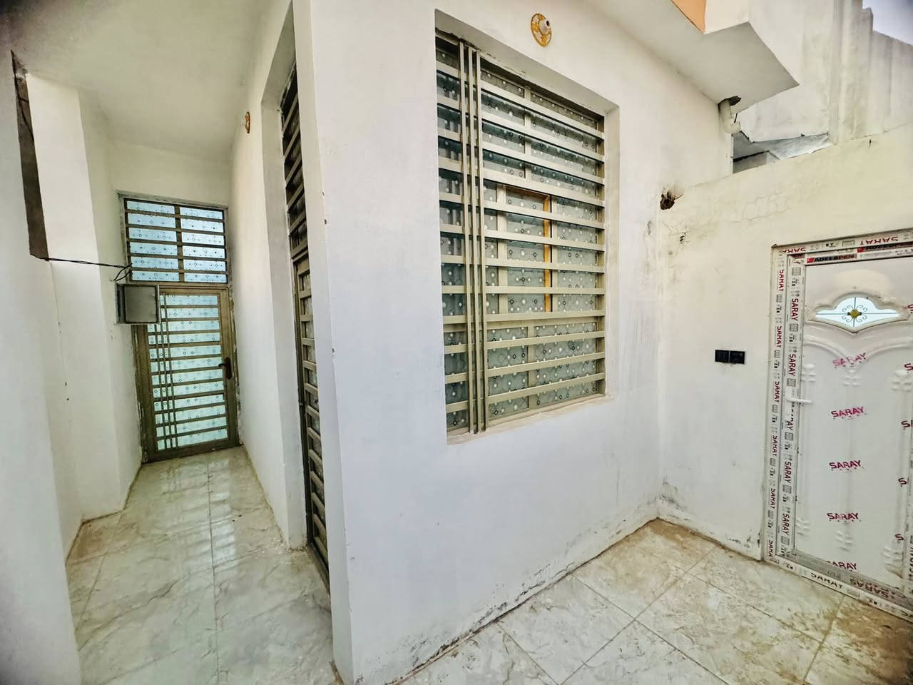 دار لليجار مساحه 100 متر طابق واحد مكانه نجف مجمع بيتي الثاني  شارع البيت ١٥ قريب عله مجمع السلطان بي غرفه وصاله وستقبال ومطبخ وصحيات عدد ثنين ومكشوفه ماي كهربائي وطني ومولده تانكي ماطور سخان 
سعر ايجار 250 الف  
استفسار

***********
‭
