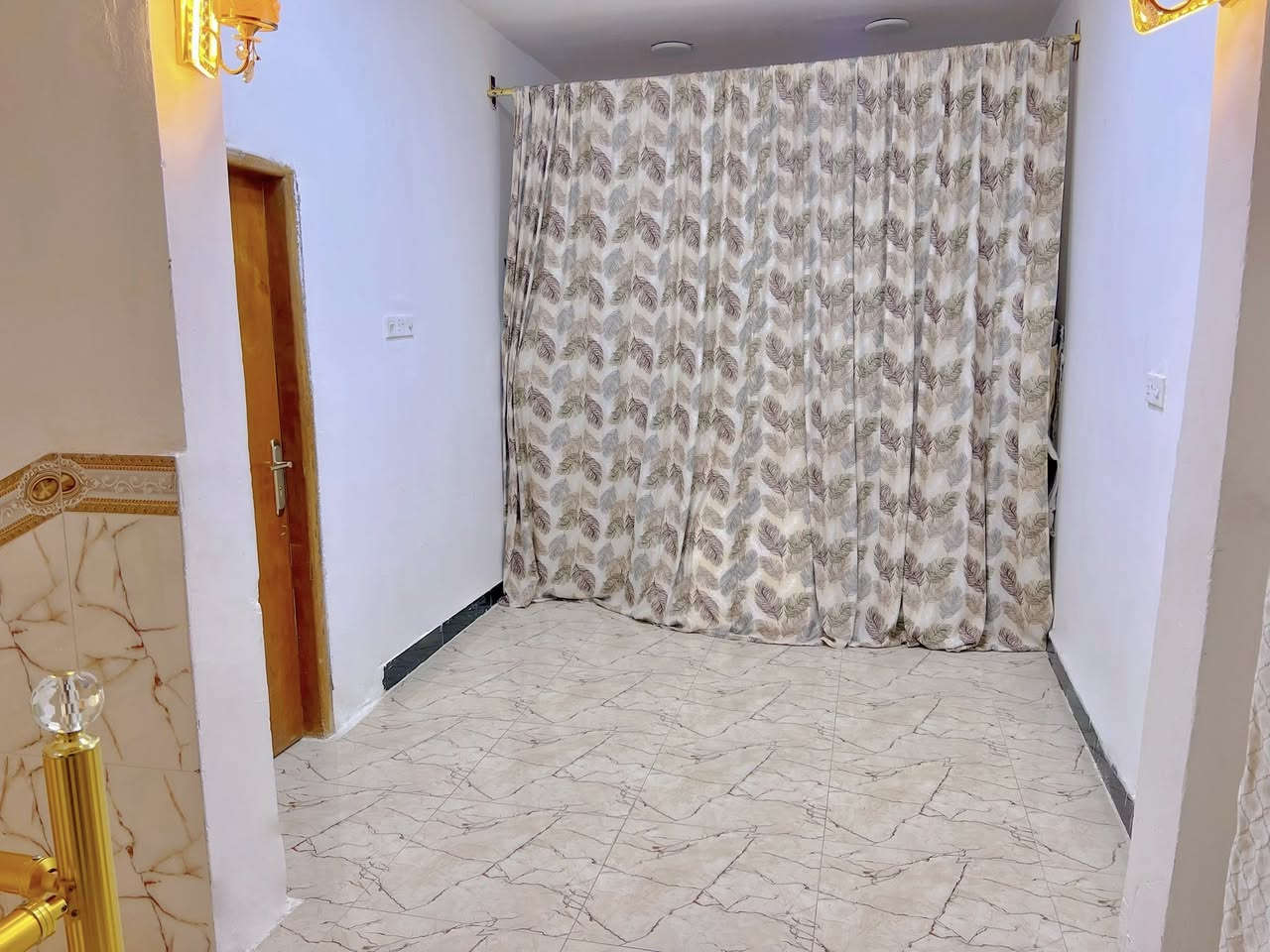 البيت للبيع
 ١٥٠ متر
يحتوي على استقبال ٦ونص في ٤
المطبخ ٤في ٣
الصاله ٦ في ٣
يحتوي على غرفتين الجوه ٥في ٤
والقاط الثاني غرفه ٥في ٤ 
وصاله ٦ في ٣
يحتوي عله حمام داخلي وحمام خارجي وصحيات
ومحل خارجي ٢ في٣
ومنور للاستفسار الاتصال على
***********
