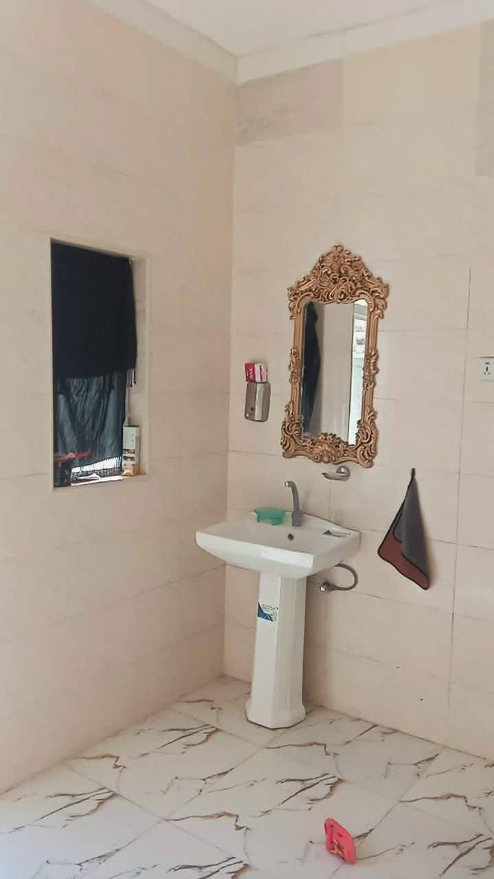 المساحه 200 بصف الركن كهرباء مي بدون ماطور يصعد للتانكي كلش منطقه حلوه وقريبه وبيها خدمات الماء وكهرباء ومجاري ثلاث غرف هول كبير 6+7 استقبال 8 + مطبخ 6+4 مدخل ثلاث أمتار حمامات ثلاث واحد داخلي والغرف كبار ثنين وحده صغيره مال اطفال
بين النهرين قرب جسر الهولندي يم السيطرة مال السجن الصلاحي
*********** ... السعر 75
