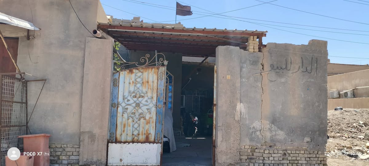 بسم الله الرحمن الرحيم
دار سكن للبيع 

° العنوان : البصرة ، القرنة ، هور السعد ، منطقة حي الضباط ؛ اقرب نقطة دالة. شارع الإطفاء لهول السعد خلف ديوان الشيخ ضرغام .
° المساحة الكلية للدار : 300 متر ؛ إما مساحة البناء 175 متر .
 ° نوع العقار : طابو ملك صرف تحويل بأسم المشتري .
° عدد الطوابق : طابق واحد ( أرضي ) .

"محتويات الدار من الداخل"

يحتوي البيت على //

° استقبال : بمساحة 6.4×4.4
° صالة : بمساحة 5×5
° صالة داخلية او موزع او هول داخلي 5.5×2.5 وأيضاً موزع على الصالة والاستقبال 
° مطبخين ( حار وبارد ) : البارد بمساحة 5×5 و الحار بمساحة 2.5×5
° غرفتين : الغرفة الاولى بمساحة 4×5 وتأتي بسويت ( حمام ) والثانية بمساحة 4×5
° الصحيات : حمام داخل البيت بمساحة ومرافق (W.C) 
° حمام او مخزن تحت الدرج 
° ترك او منور خلف الغرف والمطبخ الحار  .
° و درج داخل الدار.

" محتويات الدار من الخارج "

يحتوي البيت على // 

° كراج للسيارات : بمساحة 9×6.5 يسع حوالي ثلاثة سيارات
° محل من ضمن الدار : بمساحة 3.5×6 
° صحيات : مرافق (W.C) 
° حديقة : بمساحة 3.5×6
° منور بجانب الاستقبال : بمساحة 

"إضافات أو ملاحظات عن الدار "

° النزال بمساحة 25 و الواجهة بمساحة 12 
° الدار يقع على شارع بمساحة 12 متر مع تبليط ° وارصفة حديثة ومجاري ؛
° المنطقة تتوفر فيها جميع الخدمات .

" معلومات الاتصال والاستفسار "

لمعرفة السعر وباقي التفاصيل عن الدار 
يرجى الاتصال بالرقم المُدرج أدناه 
*********** 
متوفر على الواتساب والفيسبوك والماسنجر  .

