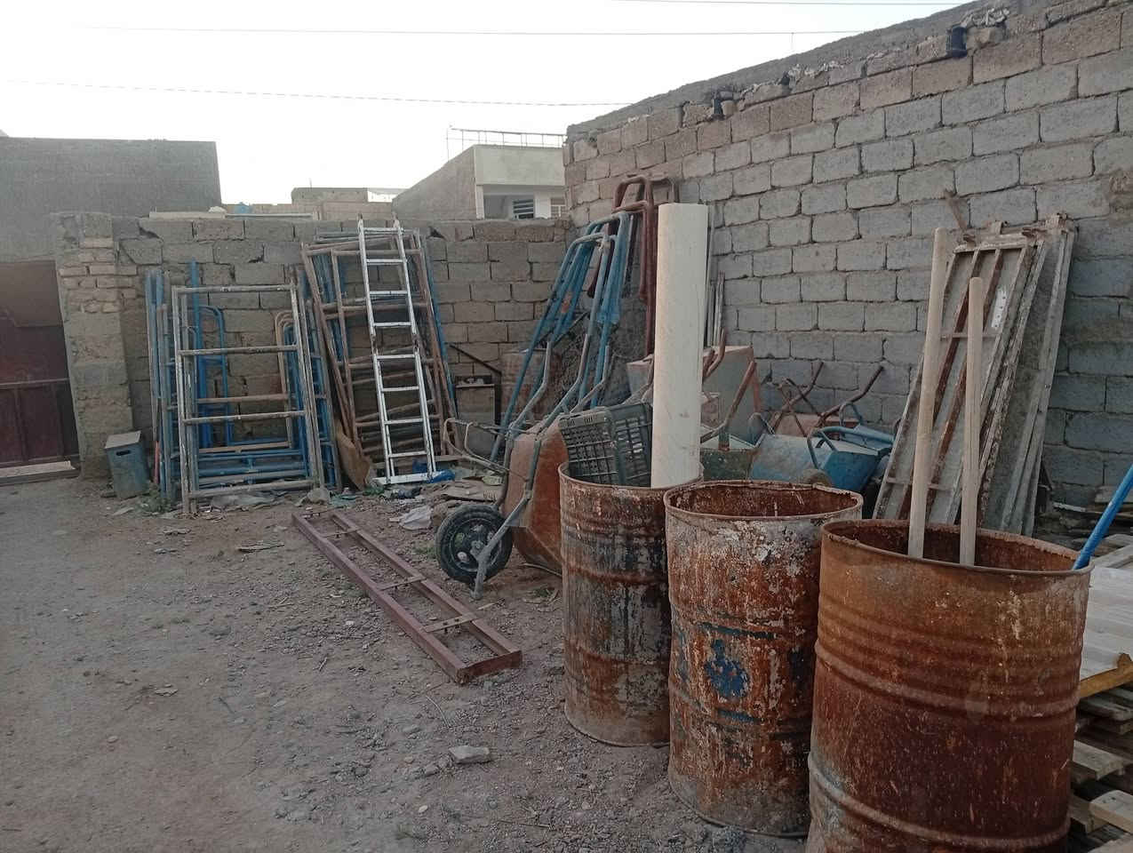 سلام عليكم بيع  غراض محل انشائية و عدد تاجير و سكلات بناء للتواصل على الارقام التالية *********** و *********** أو على الواتساب
