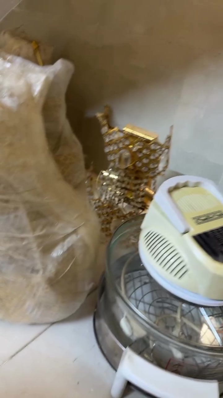 ثريات حجم كبير ٦قطع نضيفات ٤براكيتات واثنين تعليك وجدركهرباءي مامستعمل يـہ استفسار عالرقم ‭٠٧٧٣ ٦٣٨ ٦٦٧١‬
