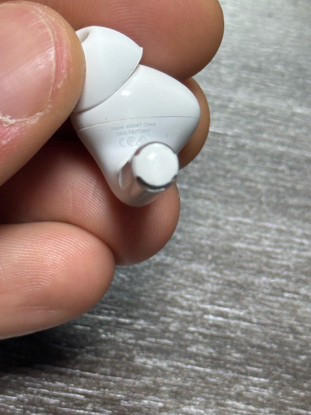 السلام عليكم سماعات ايربود برو جيل ثاني بدون كيس فقط سماعات تك يمنة وتك يسرة  جان منفذ العلبة ايفون مو تايب سي نضيفات حييل مكاني بغداد متواجد هنا و*********** وتساب السعر 100 وبيهن مجال بسيط 