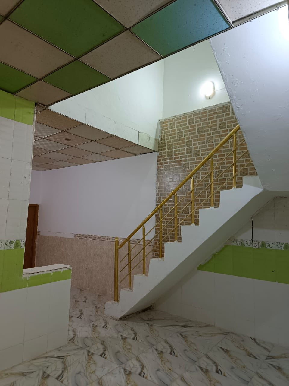 بيت 100 م طابق ونص للبيع طابق اول صب غرفه وصاله ومطبخ وستقبال وتخاريج وطابق الثاني غرفه وصاله سعر 78 الحولي شارع 30 اول ب 62 شراي يتصل ع رقم ***********
