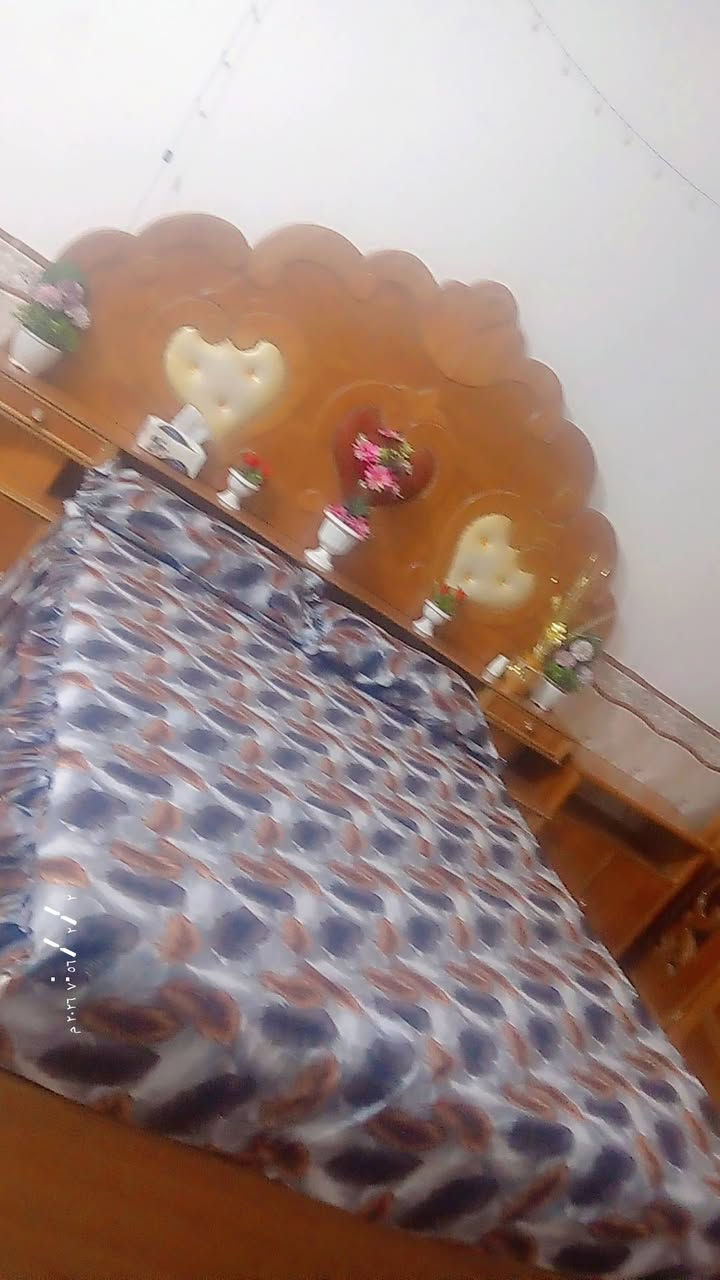 سلام عليكم غرفه للبيع السعر950وبيه مجال +رقم الهاتف ***********+الغرفه نجاره
