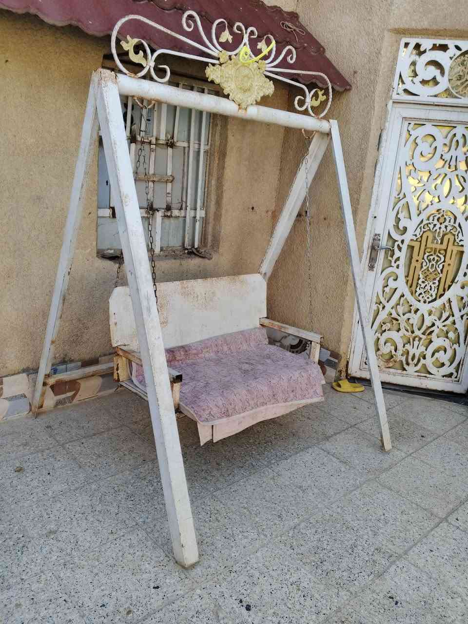 مرجوحة للبيع ارتفاع 2متر العرض 150 مال نفرين حديد زاوية ثقيل اذا مو شغل ثقيل تأخذة بلاش واللة شغل ايدي سعر 150 الف وبية مجال *********** @
