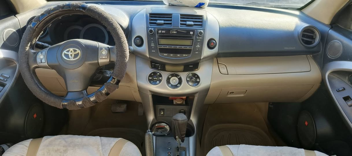 للبيع تويتا راف فور موديل 2008 
بانزين كابون موجود تبريد ثلج 
سعره 90 ورقة وبيها مجال بسيط 
***********
