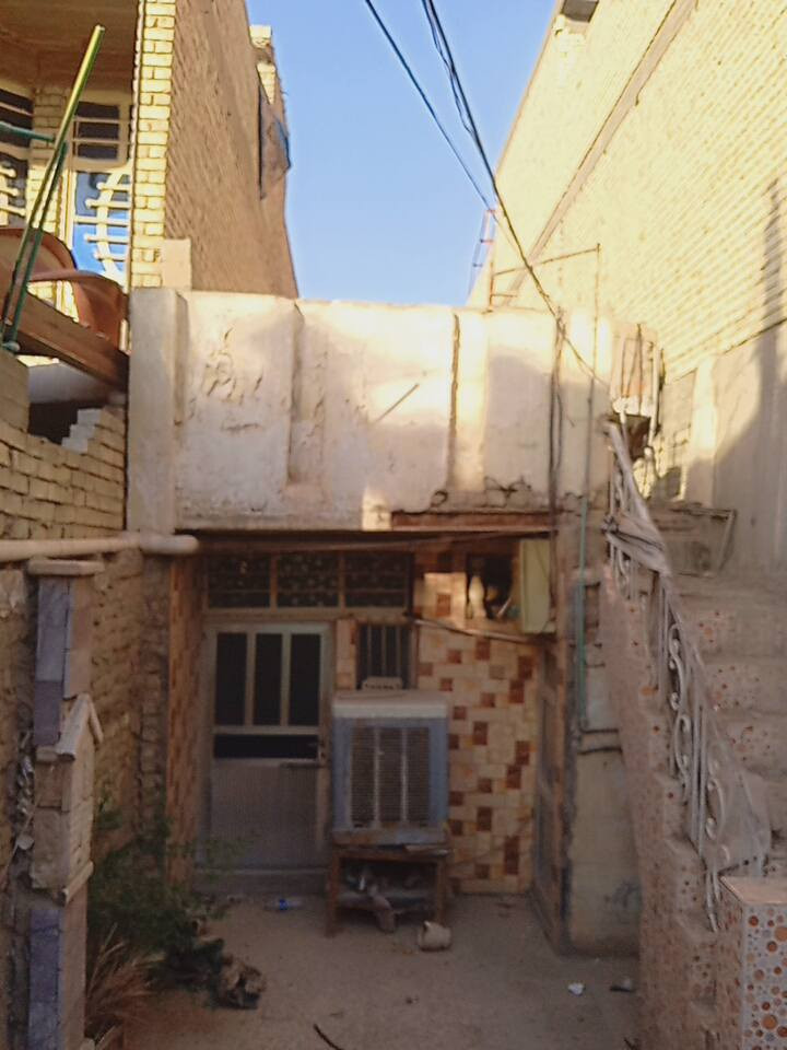 نص قطعة 100 متر طابو   للبيع تباع كأرض  
سعر.  85  قفل  العنوان الاورفلي  الفرع الثاني قرب السكلات فرع حسينية المصطفى
للتواصل  ***********
