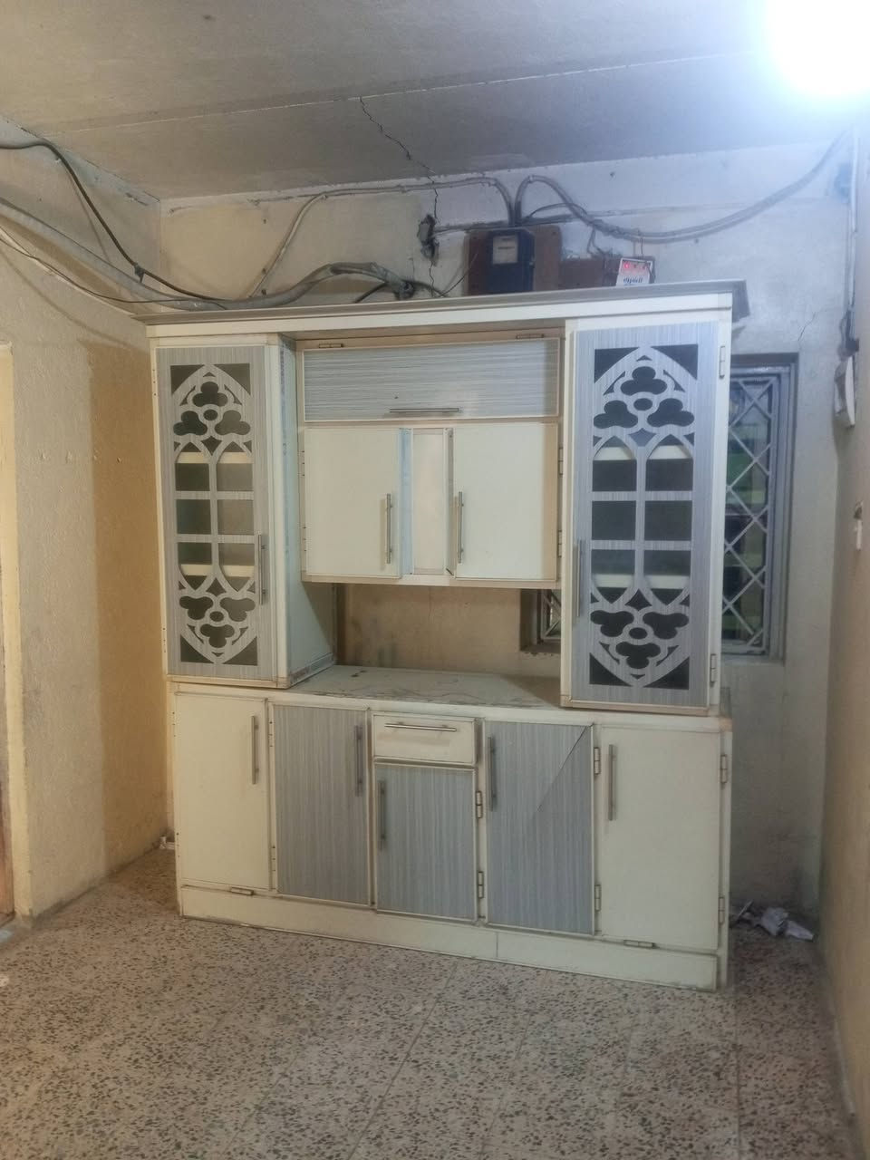 كاونتر مترين نضيف بدون سنك للبيع سعره 200 وبي مجال اتصال هاتفي ***********
