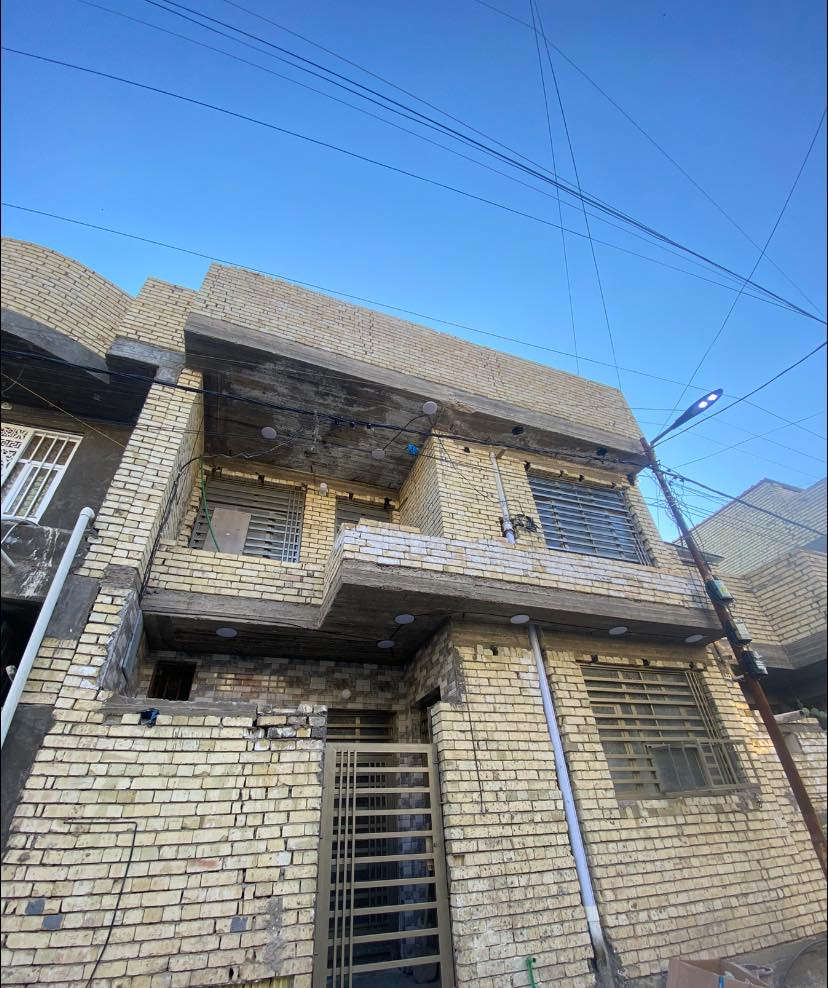 اعلان 📝
بيت 75 متر 🏠 للبيع 
بناء درجة اولى حديث 2025 كامل 🥇
يحتوي الطابق الاول 
استقبال وغرفة منام ومطبخ حولي وحمام مشترك ومنور وتواليت خارجي
الطابق الثاني 
غرفتين منام وحمام  
اضافة الى بيتونة كبيرة وسطح 
كما موضح في الصور 
البيت نظيف وجديد  ممسكون هوايي 
موقعه 
الشارع الغربي مقابل العمارة الحمرة قطاع السابع 📍
الشارع نظيف وحديث يعتبر افضل شارع في هذا المربع 
اضافه الى مقرنص الشارع 
للاستفسار ***********
