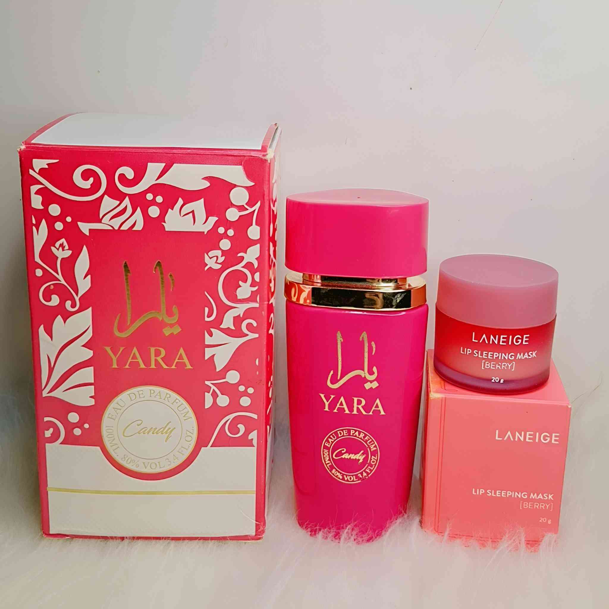 عرض باربي 🥹💓💓 باللون الورردي!!  
عطر + مرطب شفايف كوري 🇰🇷

🎀••  ماسك الشفايف الكـوري لانج  💋🇰🇷اقـوى مرطب شفـة يورد الشفة يرطبها جداً ويخليها نضرة وصحيه  يعالج التشققات والسـواد الاستخدام في الليل قبل النوم على الشفة وخليه للصبح.
🎀•• عطر يارا كاندي 🍭🍭 من لطافة، وهو عطر شرقي - نسائي 🍓 يتميز العطر بمزيج من النوتات الزهرية والفواكهية مع لمسات من الفانيليا والمسك تشمل الأوركيد، الهيليوتروب، اليوسفي في المقدمة؛ اتفاق غورماند والفواكه الاستوائية في القلب؛ والفانيليا، المسك، وخشب الصندل في القاعدة....


**إذا كنت صاحب هذا الإعلان وتريد حذفه لأي سبب، رجاءا أرسل رسالة إلى الدعم الفني**