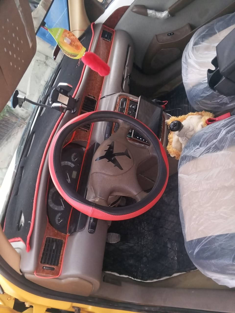 سلام عليكم سياره سمنت نضيفه بدون
ضرر سياره حلوه شرط التحويل مشروع وطني 29
صدر جديد تايرات جديد غرفتها حيل حلوه 
دفتر بانزين بيها موديل 2012
السعر 35/ موبايل ***********
