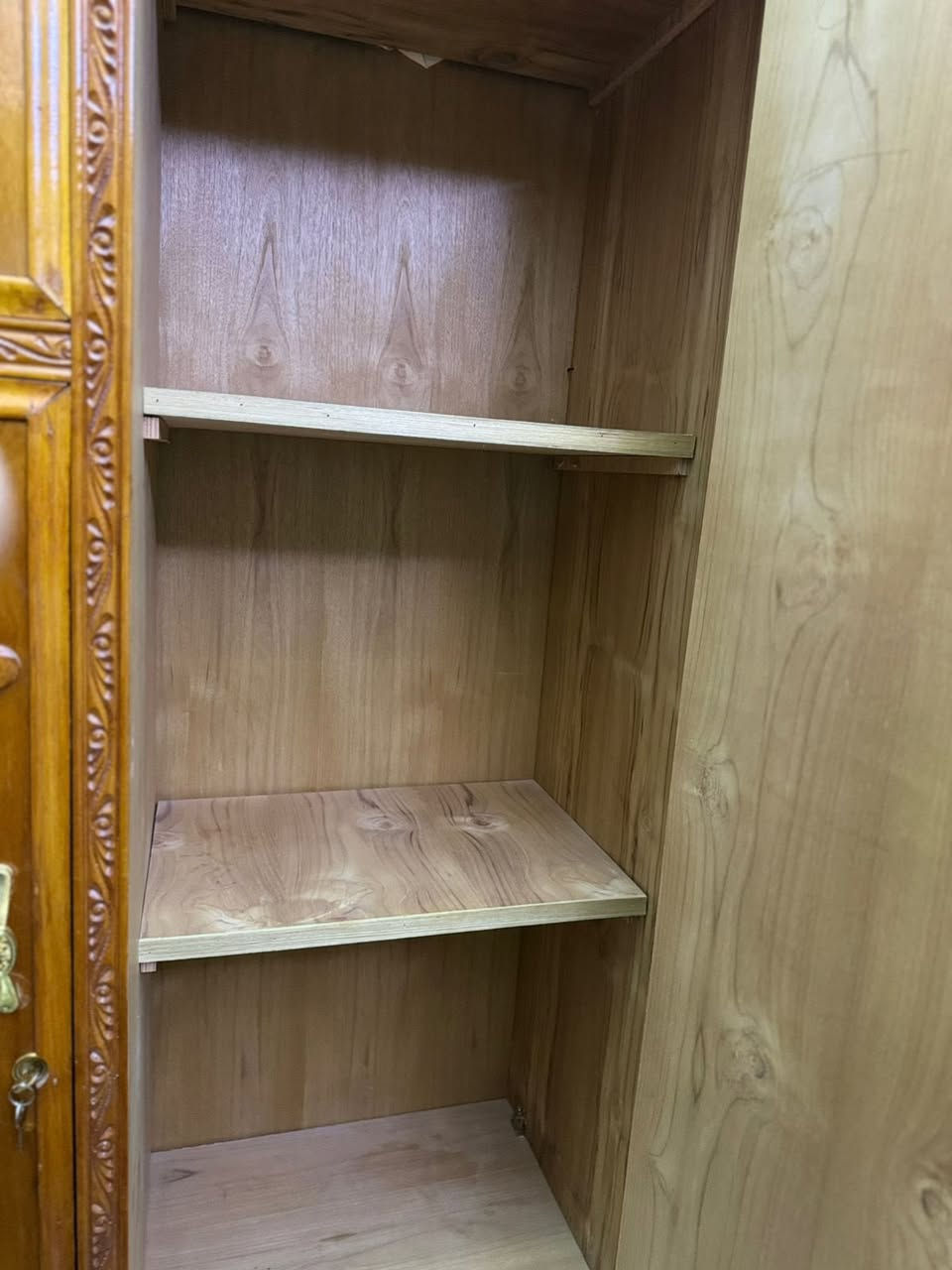 لسلام عليكم غرفة للبيع  جديدة جداً للتواصل ***********
