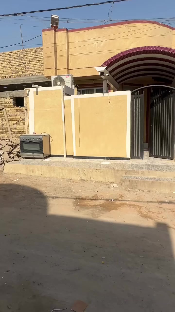 السلام عليكم بابل ابي غرق بيت للبيع المساحه ١٦٠متر طابو صرف ٤غرف نوم وهول ومطبخ وسقباك وصحيات خارجيه والتصوير كدامك وهذا رقم صاحب الدار ***********
