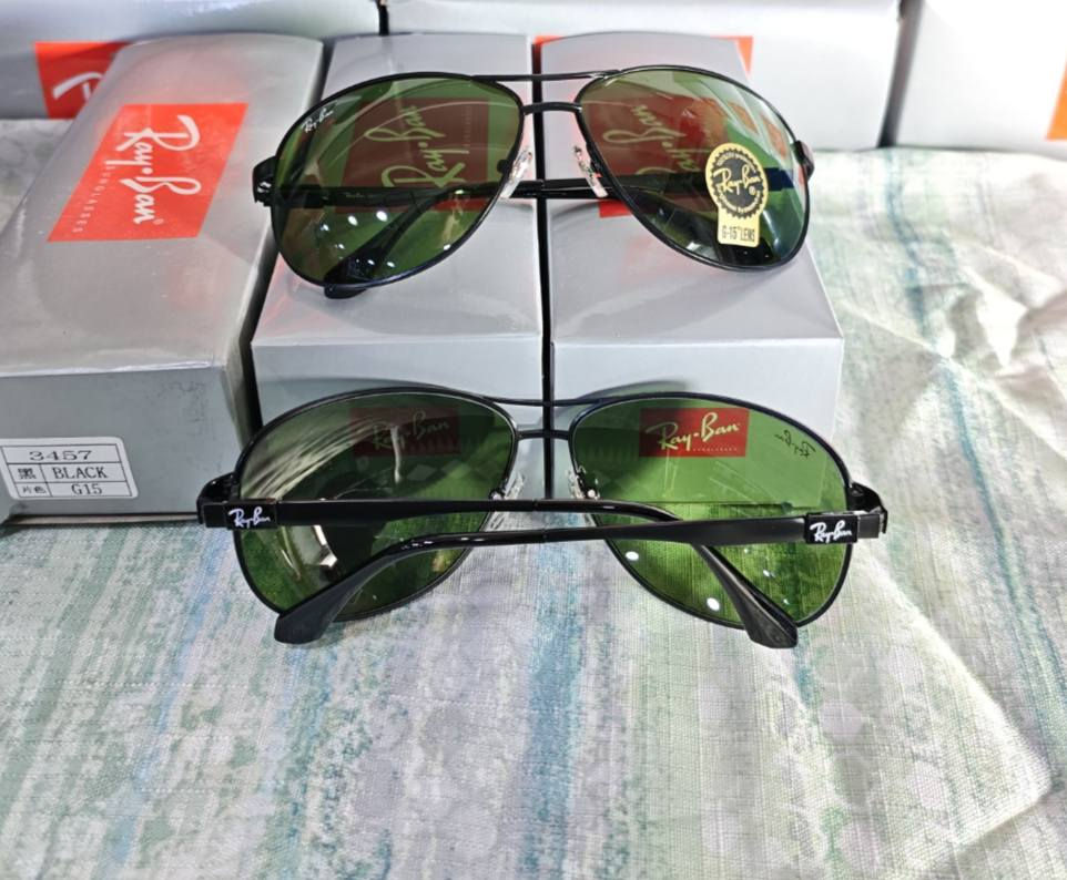 نظارات شمسية رجالية من راي بان نوعية اصلية 
المميزات
1. عدسة زجاجية محفور عليها رمز RB.
2. عازلة للأشعة تحت الحمراء وفوق البنفسجية.
3. حماية العدسة UV 400، طبية ولا تضر بالعين.
4. جودة الصناعة ودقة التصميم.
5. أشكال جديدة بألوان جذابة.
6. تأتي مع كل نظارة كامل الإكسسوارات (العلبة الحافظة + منديل الماركة).

للحجز
مراسلة الصفحة أو الاتصال على:
 واتساب ***********

العنوان
معرض الراوي للتبضع، الفلوجة حي الجمهورية تقاطع العيادة الشعبية مقابل مدرسة الجمهورية الابتدائية.

خدمة التوصيل
- داخل الفلوجة: ألفين دينار.
- جميع المحافظات: 5 آلاف دينار.
