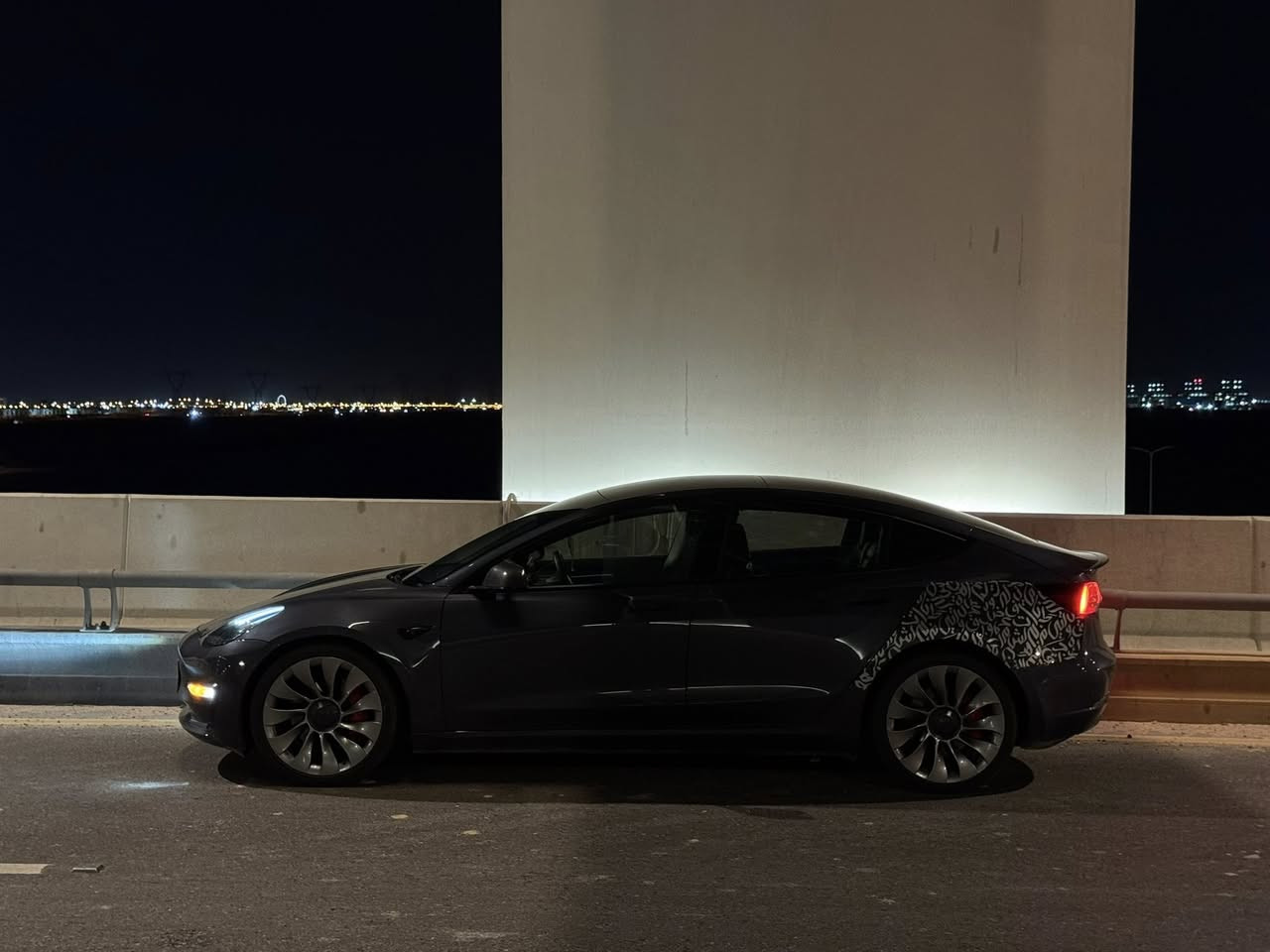 سلام عليكم
tesla model 3 performance 
2023 
اعلى فئة بالمودل ٣ 
دبل ماطور ٥٠٠ حصان
تسارع من الصفر للمية ب ٣.١ ثانية
السيارة فور ويل حادثها من امريكا جاملغ خلفي جهة الراكب و الجنطة و صار بيها تبديل و صبغ بالجاملغ الامامي جهة الراكب
السيارة كلش جديدة و ما بيها اي مشاكل و لا نقوصات و حيل معتني بيها و نظيفة
و اقل ممشى بيرفورمنس بالعراق كلة ماشية بس ٣٠ الف كيلو ( ركز كيلو وليس ميل ) 
و نظافة السيارة واضحة من الصور تعال و شوف بعينك 
السيارة باسمي شرط التحويل ثاني يوم 
رقم بصرة
السيارة اونلاين و وياها ملحقات الشاحنة كاملة 
السعر ٢٣٥$ و بيها مجال بسيط للطيبين
للبيع او المراوس حسب الرغبة
للتواصل 
***********
مكاني البصرة حي المهندسين
