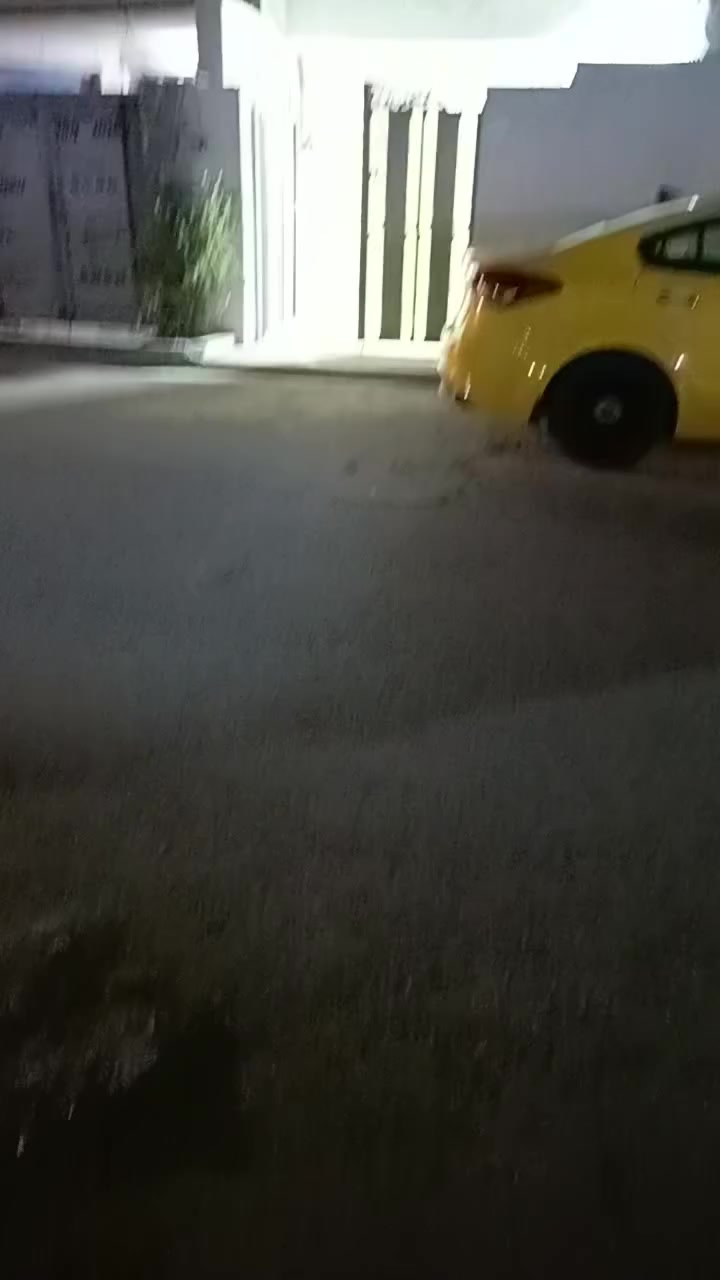 السلام عليكم للايجار مشتمل 75متر جديد يحتوي على غرف نوم واستقبال ومطبخ معزول وكراج وخدمات وسطح 
الشعب نهايه شارع الصحه على شارع عشرين السعر 350 
*********** مكتب الصادق
