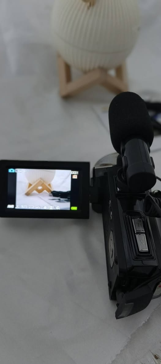 : كاميرا فيديو 4K (Digital / مُعالجة) للبيع 📹
كاميرا تصوير فيديو تدعم دقة 4K رقمياً، مناسبة للتصوير اليومي، السفر، وصناعة المحتوى البسيط.

المميزات:

دعم تصوير 4K (رقمي)

تصوير HD / FHD

شاشة جانبية قابلة للدوران

مايك خارجي

إضاءة LED

تدعم SD (32GB موجودة)

شحن USB

[٢٥‏/١، ١٠:٣١ م] حسام السلامي: 📹 كاميرا فيديو 4K للبيع – جاهزة للتصوير فورًا

تحبين توثّق لحظاتك؟ سفر؟ مناسبات؟ محتوى للسوشيال؟

هاي الكاميرا خيار عملي وسهل ✨

ليش مميّزة؟

🎥 تدعم تصوير 4K (رقمي) مع جودة HD واضحة

📱 شاشة جانبية تفتح وتدور – مثالية للتصوير الذاتي

🎙️ مايك خارجي لصوت أنقى

💡 إضاءة LED للتصوير بالإضاءة الضعيفة

💾 تدعم ذاكرة SD (مرفقة 32GB)

🔌 شحن USB

✋ خفيفة وسهلة الاستخدام

مناسبة لـ: تصوير يومي، سفر، مناسبات، يوتيوب، تيك توك، دروس، فلوغات 🎬

الحالة: نظيفة وجاهزة

المحتويات: كاميرا + مايك + ذاكرة 32GB + كيبل

السعر: (٧٥)

التواصل: خاص ***********
