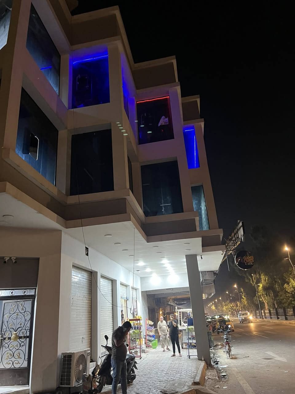 السلام عليكم بناية تجارية للأيجار طابقين كل طابق ٢٠٠ متر كاملة من كل النواحي ومرممة حديثاً الموقع شارع خريسان قرب مطعم العافية للتواصل المراسلة ع الخاص او الاتصال ع الرقم ***********
