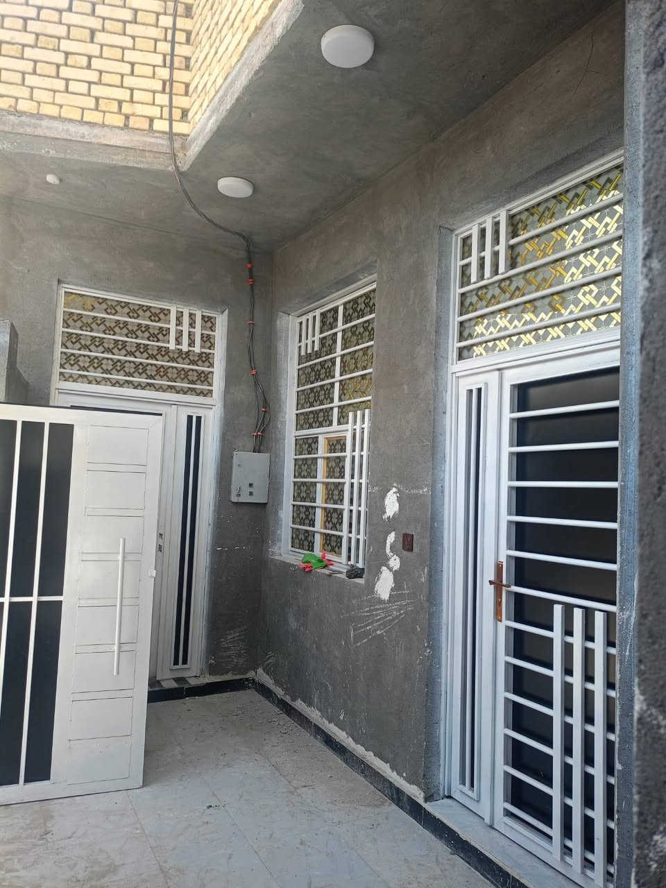 دار زراعي للبيع مساحة 140متر ناحية سديناوية كافة الخدمات غرفتين وديوانية وصحيات ومطبخ وصالة ومنور وحمام داخلي السعر 65 للأستفسار اتصل ***********
