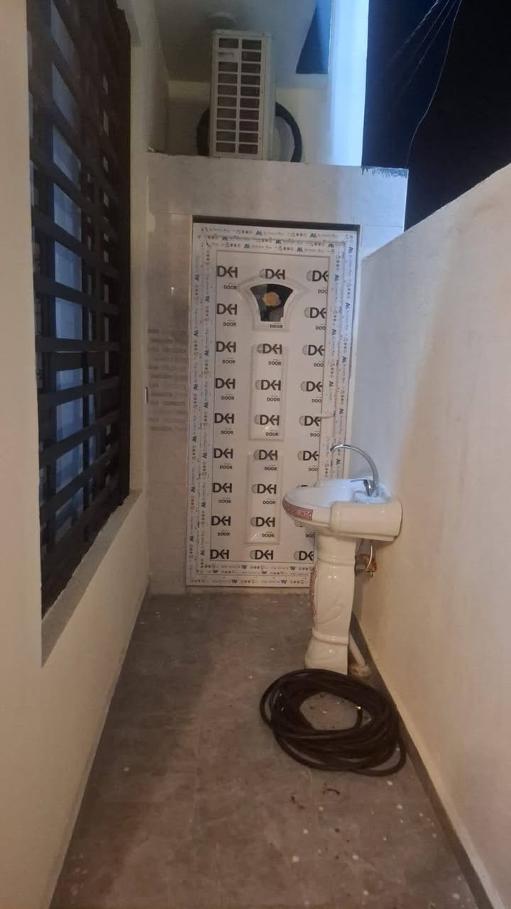 يالله سلام عليكم دار للبيع بغداد المدائن قرب مرقد سلمان المحمدي ع بستان الكراغول طابقين الطابق الأول يتكون من غرفة نوم وصاله استقبال مطبخ صحيات داخلية خارجيه والطابق الثاني غرفتين نوم وصاله وصحيات جنس الأرض زراعي ٢٥ الأساس رفت قريب على الشارع العام السوك السعر ١١٠ وبي مجال للاستفسار الاتصال على الارقام *********** أو *********** وات ساب الدار مساحه ١٠٠ متر واجهيه ١٠ ونزال ١٠
