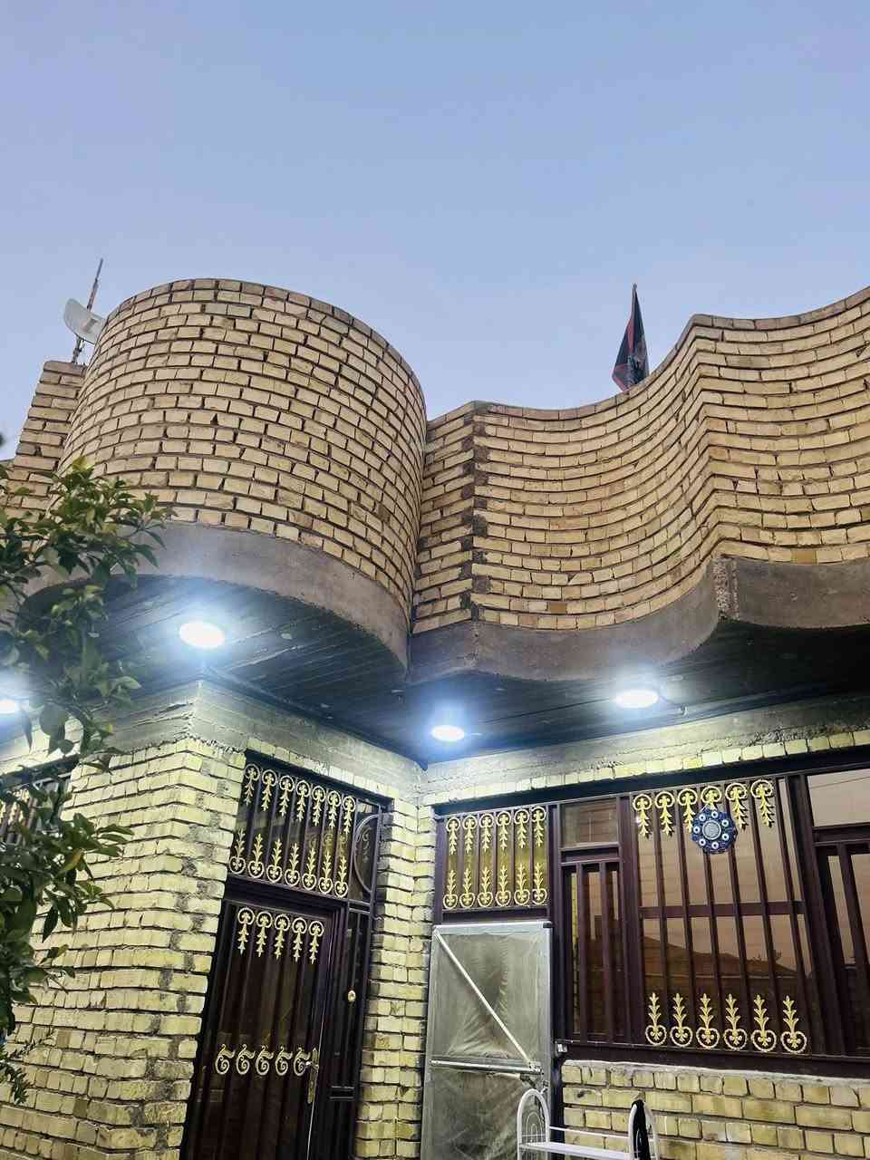 السلام عليكم بيت للبيع  السده الهنديه كيعان بيت رزين قرب السجه قريب ع كورنيش   مساحه 200 يتكون طابق الاول غرفتين صاله مطبخ   استقبال وطابق الفوك  غرفه  +غرفتين مصعدين 5سوف    طابو زارعي  سند   25شراي اتصل ع هذه رقم  ***********
