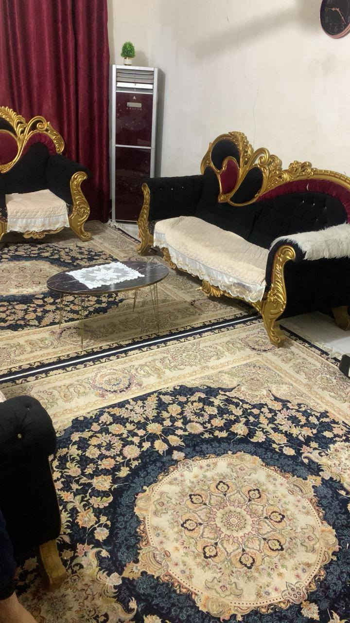 سلام عليكم ورحمة الله
بيت في منطقه الحر الصغير 
(بستنه قرار ٢٥)
ع جهة البزل الكبير 
١٠٠ متر الواجهة ٧متر 
يحتوي على. طابق ونصف 
الطابق الأرضي 
يحتوي على استقبال وغرفة نوم وصاله ومطبخ وصحيات وحمام 
الطابق الثاني 
يحتوي على غرفة نوم وصحيات وحمام 
ارضيه البيت والصحيات و المطبخ بورسلين 
كامل 
البيت بناء جديد سنة ٢٠١٩ 
الطابق الأرضي بلوك الطابق الثاني طابوق 
السطوح كامله من تطبيك فرشي و ستائر 
السعر ٥٦ مليون تحويل ثاني يوم
***********
