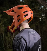 متوفر خوذه داون هيل  لون مميز غير مستخدم جديد وكاله  واتساب 0773110074...