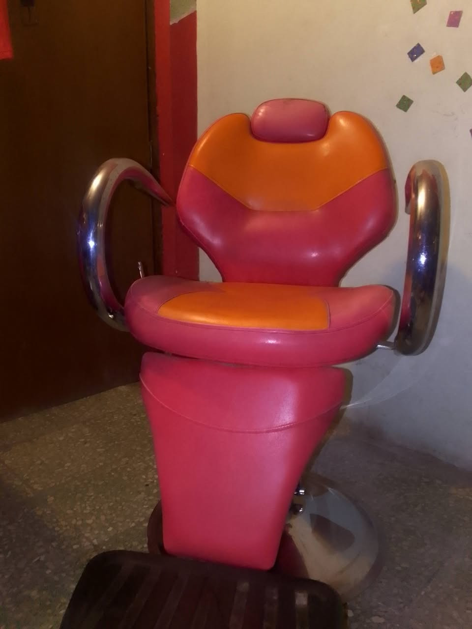 السلام عليكم كرسي للبيع نضيف السعر 125 الف اوبي  مجال مكاني بغداد الشعله للتصال *********** وتساب وخاص وتصال متوفر
