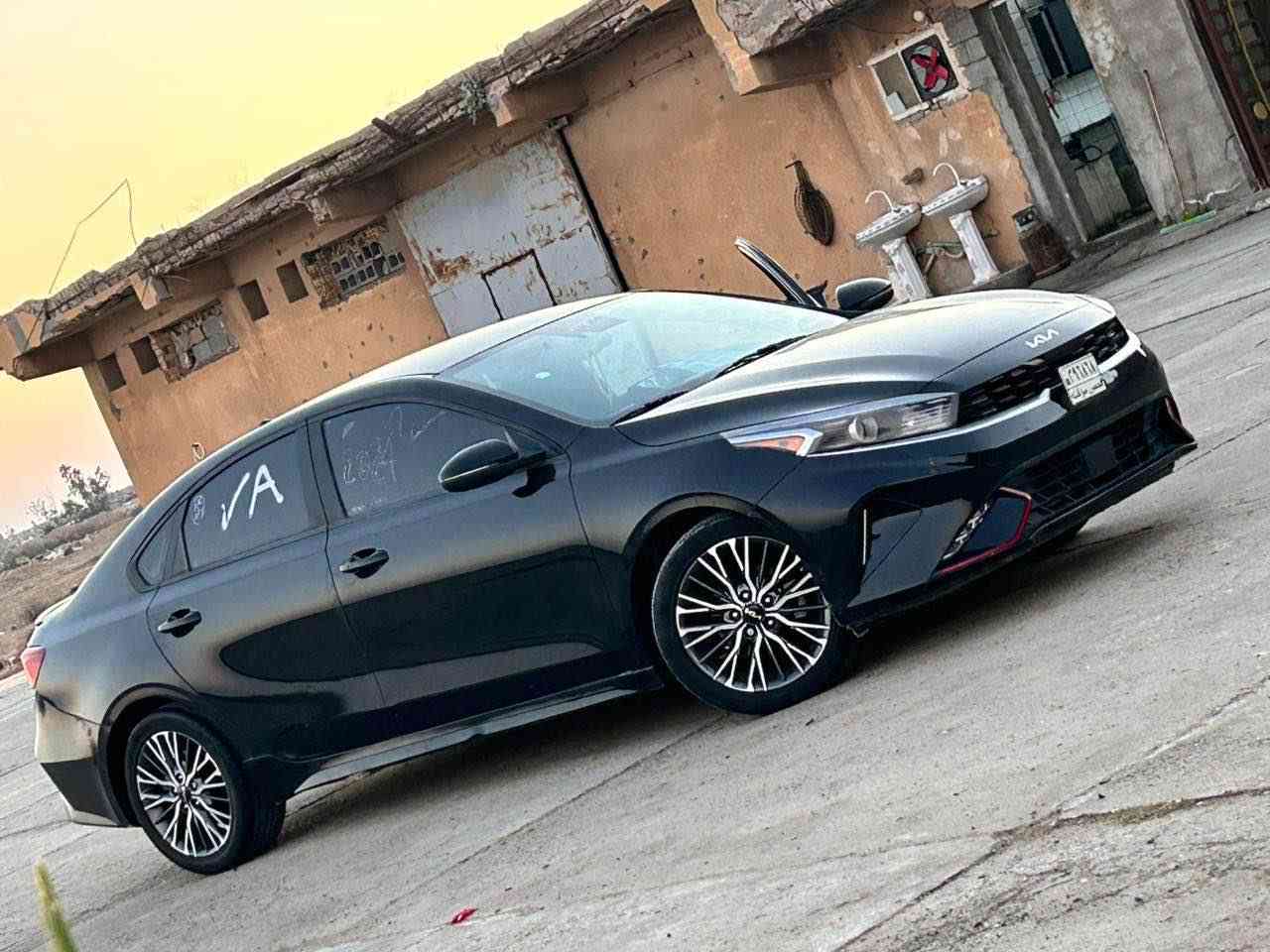 للبيع كيا فورتي GT Line موديل 2024
 • الفئة: GT Line
 • فول مواصفات ما عدا فتحة السقف
 • اللون: أسود
 • الممشى: 20 ميل فقط
 • رقم فحص مؤقت

الضرر:
 • جام لغ خلفي
 • ربع الباب الخلفي

⸻

المواصفات والتجهيزات:

🚗 المحرك والأداء
 • محرك 4 سلندر
 • قير أوتوماتيك
 • أوضاع قيادة (Sport / Normal)

🛞 الويل والتصميم الخارجي
 • ويلات رياضية ألمنيوم GT Line
 • مصابيح أمامية LED
 • إضاءة نهارية LED
 • مرايات جانبية كهرباء مع إشارات
 • جناح خلفي GT Line
 • عادم رياضي (ديزاين GT)

🛡️ الحساسات والرادارات (أنظمة السلامة)
 • حساسات أمامية
 • حساسات خلفية
 • رادار النقطة العمياء (Blind Spot)
 • رادار الخروج عن المسار (Lane Assist)
 • رادار الاصطدام الأمامي
 • نظام التنبيه من التصادم
 • نظام المحافظة على المسار
 • نظام الثبات الإلكتروني
 • مانع الانزلاق
 • كبح طوارئ

📸 الكاميرات
 • كاميرا خلفية واضحة
 • خطوط ديناميكية مع الحركة

🧠 الداخل والراحة
 • تشغيل بصمة (Push Start)
 • مفتاح ذكي
 • شاشة وسطية كبيرة
 • شاشة معلومات رقمية
 • Apple CarPlay & Android Auto
 • تحكم بالمقود
 • نظام صوتي ممتاز
 • مقاعد جلد + قماش (GT Line)
 • تحكم كهرباء بالمرايات
 • مكيف قوي
 • USB / Bluetooth

⸻

📞 الهاتف***********
📍 العنوان: بغداد – مجمع الزهور – النعيري بغداد, العراق
