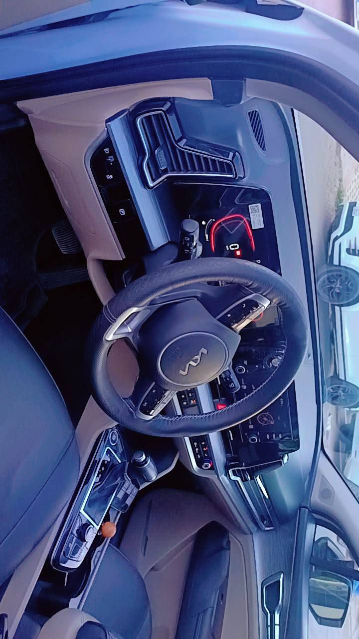 السلام عليكم.... 
كيا سبورتج خليجي رقم بغداد بأسمي 
للبيع موديل 2023  أبيض 
فول مواصفات ماشيه 21 ألف كم فقط . 
الموصفات :
محرك 2000
نظام  AUTO HOLD
قماره بانوراما
مقاعد كهربائيه و تدفئه
استيرن تدفئه 
مري شفط 
مانع تزحلف
بصمتين تشغيل 
مكفوله ماعدى بارد شخوط كلش بسيط بالبابين بصف السايق  
السعر ٢٢٨ $  بيه مجال كلش بسيط للشراي
مكاني بغداد  منطقة السيديه 
رقم الهاتف *********** موجود خط واتساب
