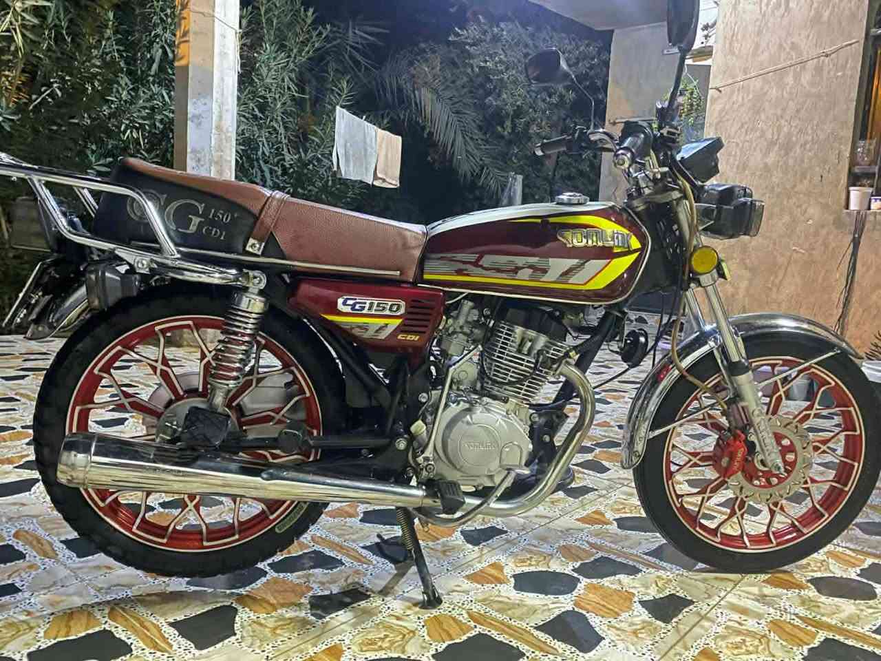 مكلف بالنشر
للبيع سولنك  24 كله شركه بلادي مامفتوح  جدا نضيف سعر 700 بي مجال بسيط 
للاستفسار ***********
