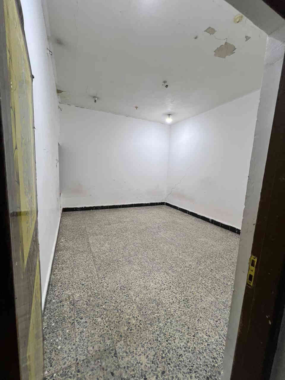 بيت للايجار حيّ الاصدقاء قرب تقاطع العسكري
طابقين بمساحة 200م
يحتوي الطابق الارضي ع غرفتين وصالة ومطبخ واستقبال وكراج وصحيات 
الطابق الثاني يحتوي ع غرفتين وصالة وصحيات سعر الايجار 900الف قفل الاستفسار ***********
